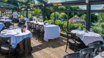 Aamiainen, lounas ja illallinen; näkymät puutarhaan