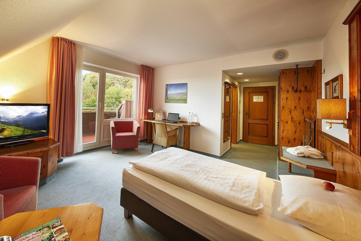 Comfort Single Room, 1 Twin Bed | Living area | Flat-screen TV