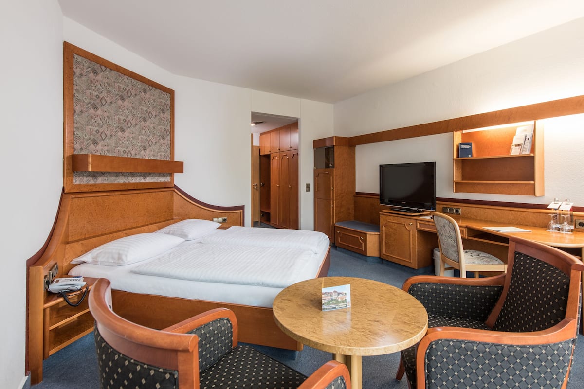 Standard Double Room, 1 Double Bed (Standard Double Gaestehaus Pergola) | Living area | Flat-screen TV
