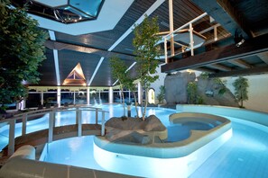 Inomhuspool och utomhuspool