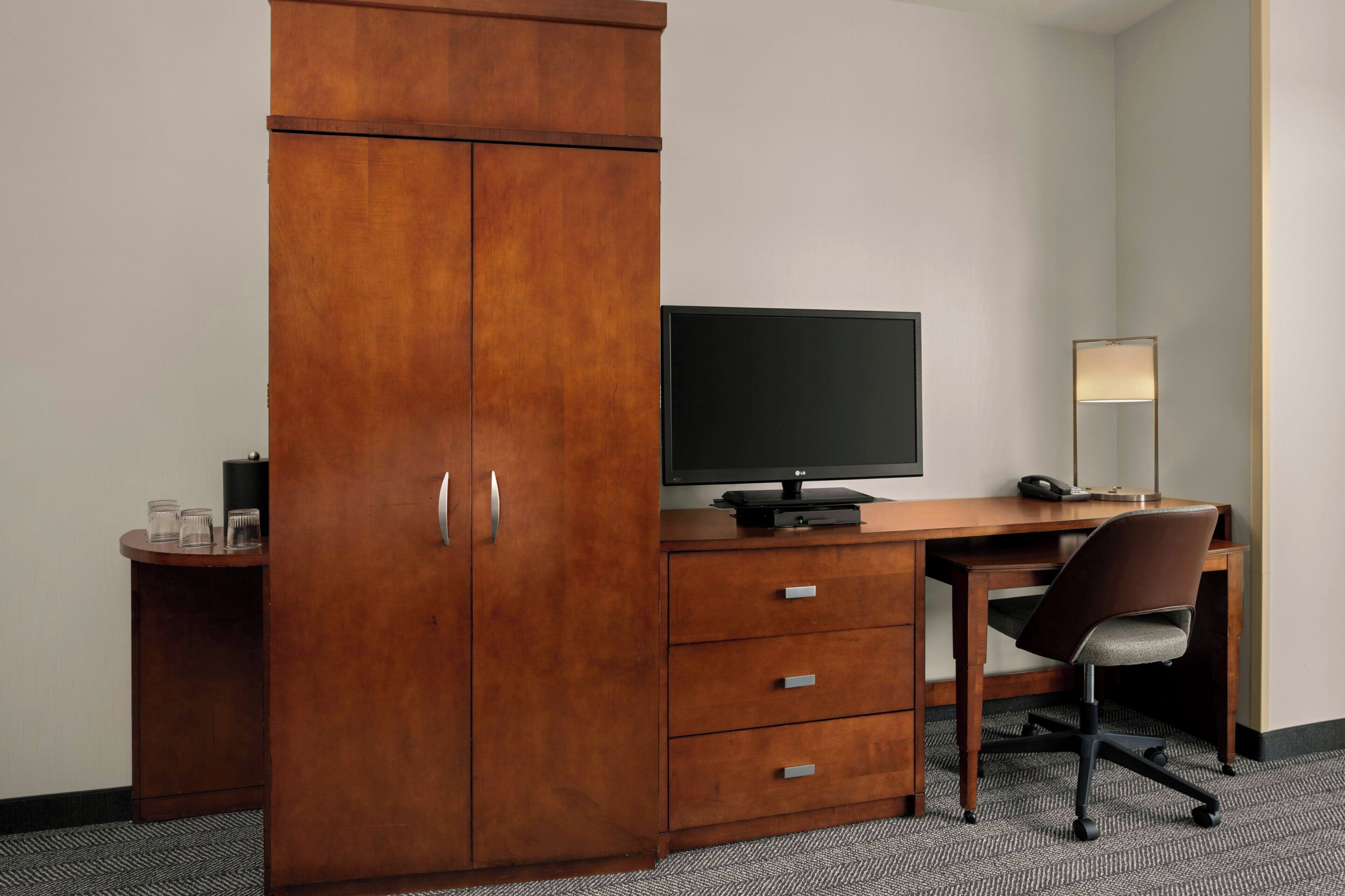 Hochwertige Bettwaren, Zimmersafe, Schreibtisch