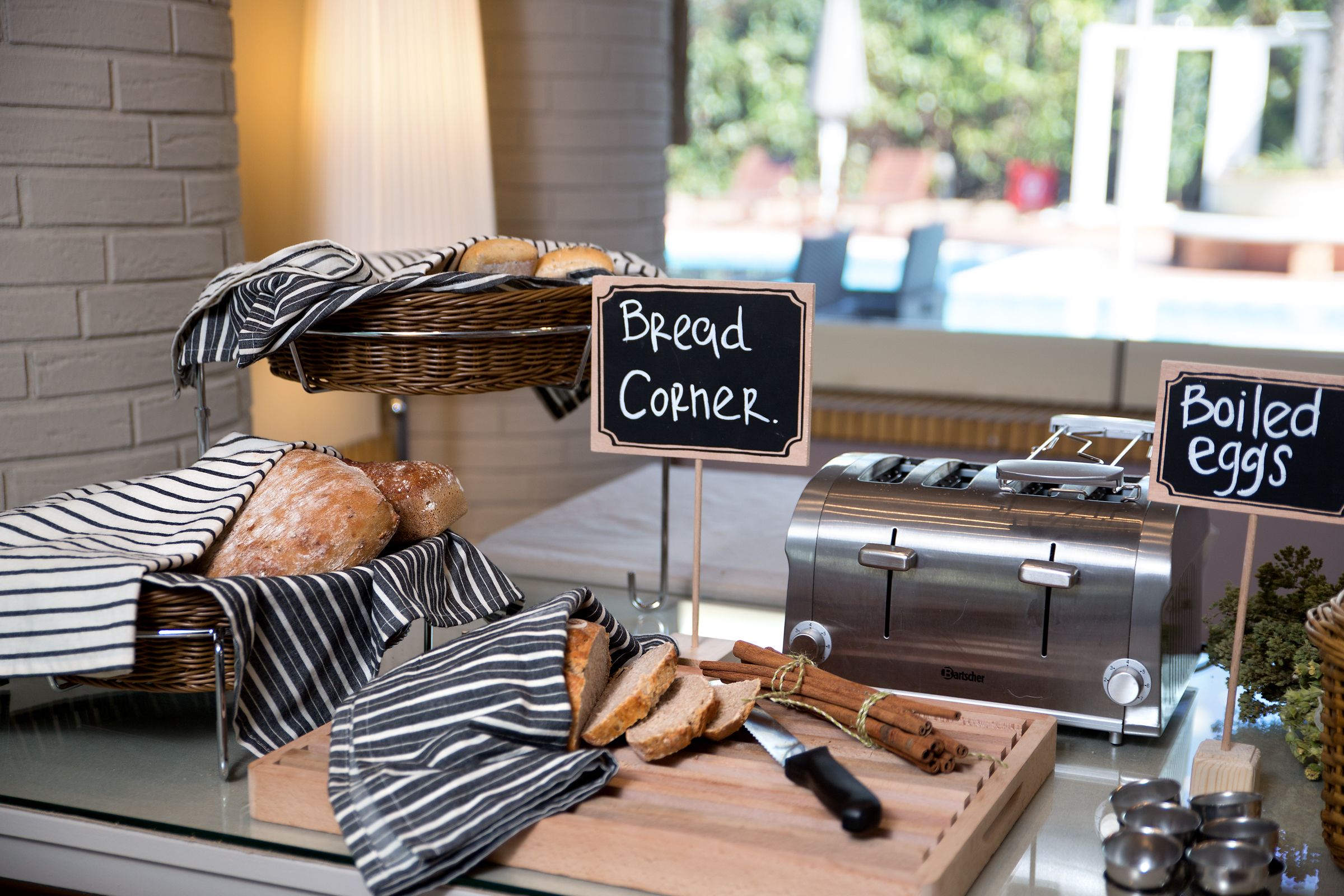 Een bakkerijdisplay met brood en een bordje voor gekookte eieren.