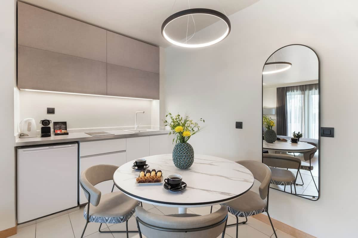 Minibar, värdeförvaringsskåp på rummet och skrivbord