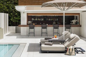 Poolside bar - Blazer Suites Hotel (Vari-Voula-Vouliagmeni)