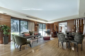 Bar (on property) - Blazer Suites Hotel (Vari-Voula-Vouliagmeni)