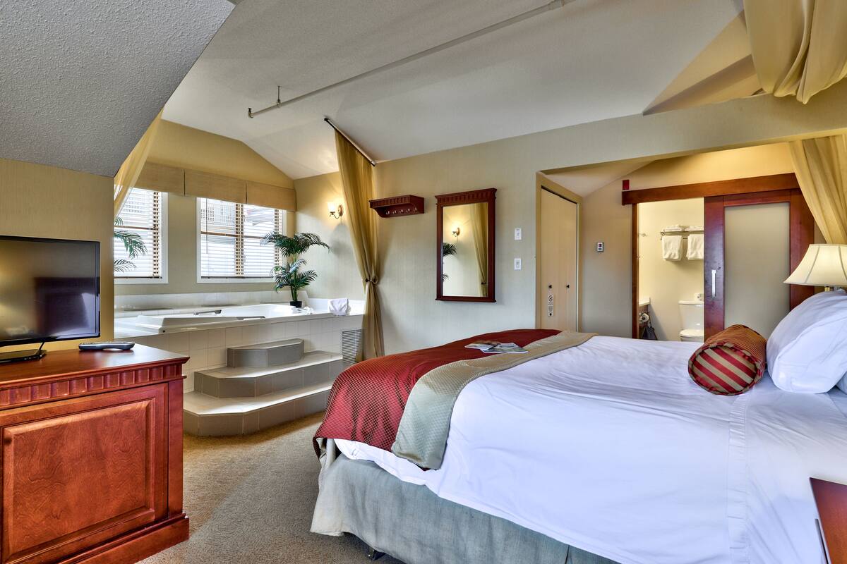 deluxe room, 1 king bed, jetted tub | 1 bedroom, in-room safe, blackout curtains, iron/ironing board