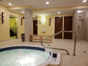 Indoor spa tub - Sun Peaks Lodge (Sun Peaks)