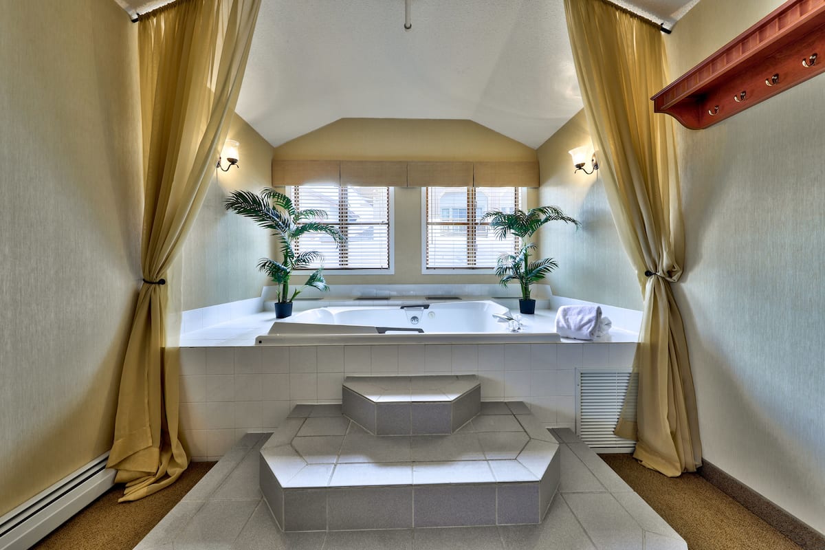 Deluxe Room, 1 King Bed, Jetted Tub | Jetted bathtub