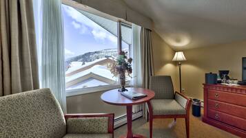 Deluxe Room, 1 King Bed, Jetted Tub | In-room safe, blackout drapes, iron/ironing board, free WiFi
