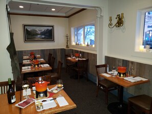 2 restaurants, dinner served