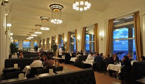 Dîner et souper servis sur place, restaurant en plein air 