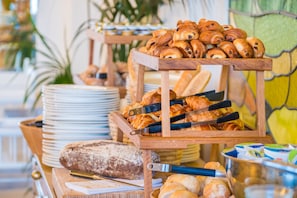 Daily buffet breakfast for a fee