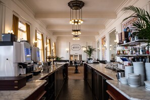 Déjeuner et dîner servis sur place, restauration en plein air