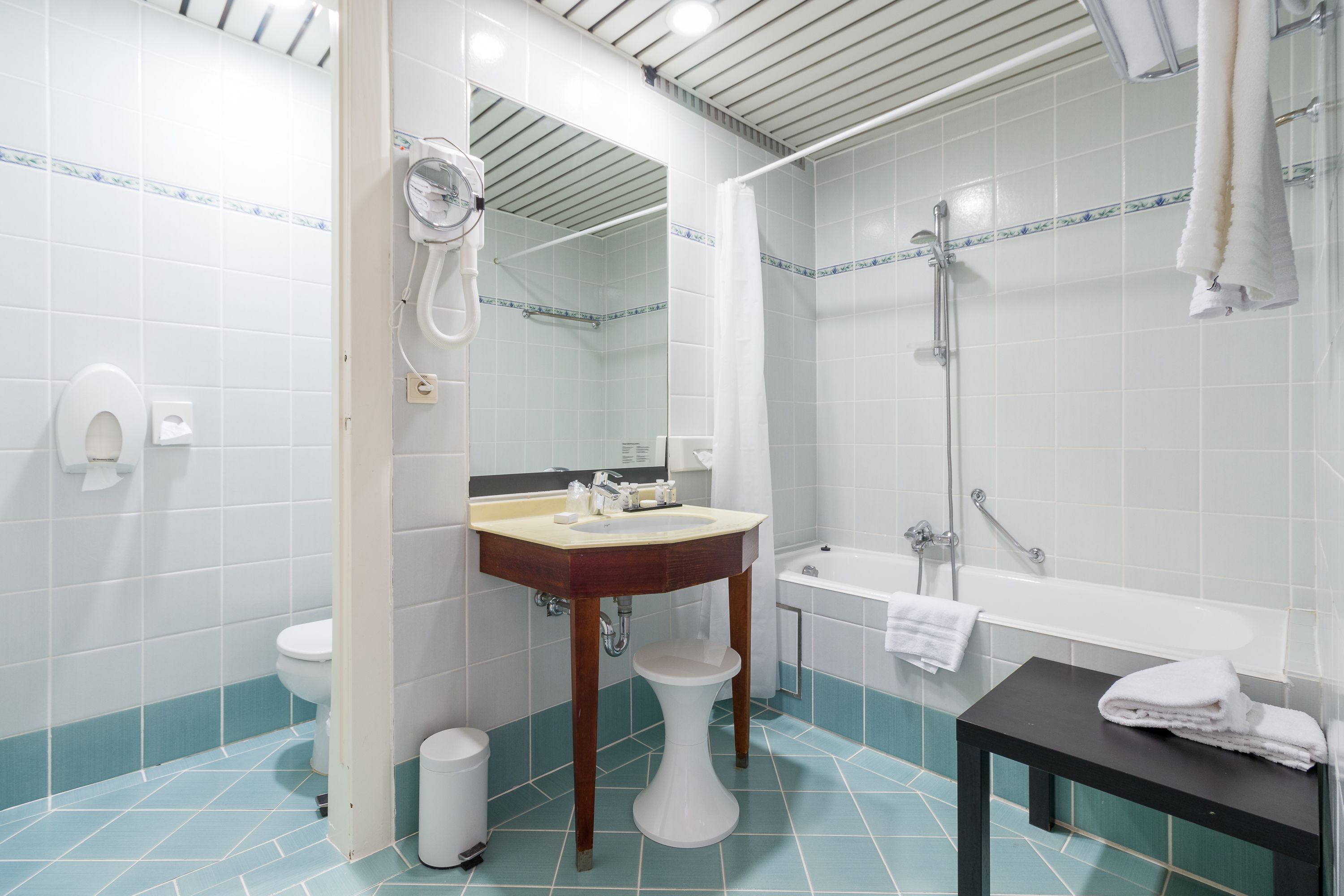 A bathroom with a sink, toilet, and bathtub.