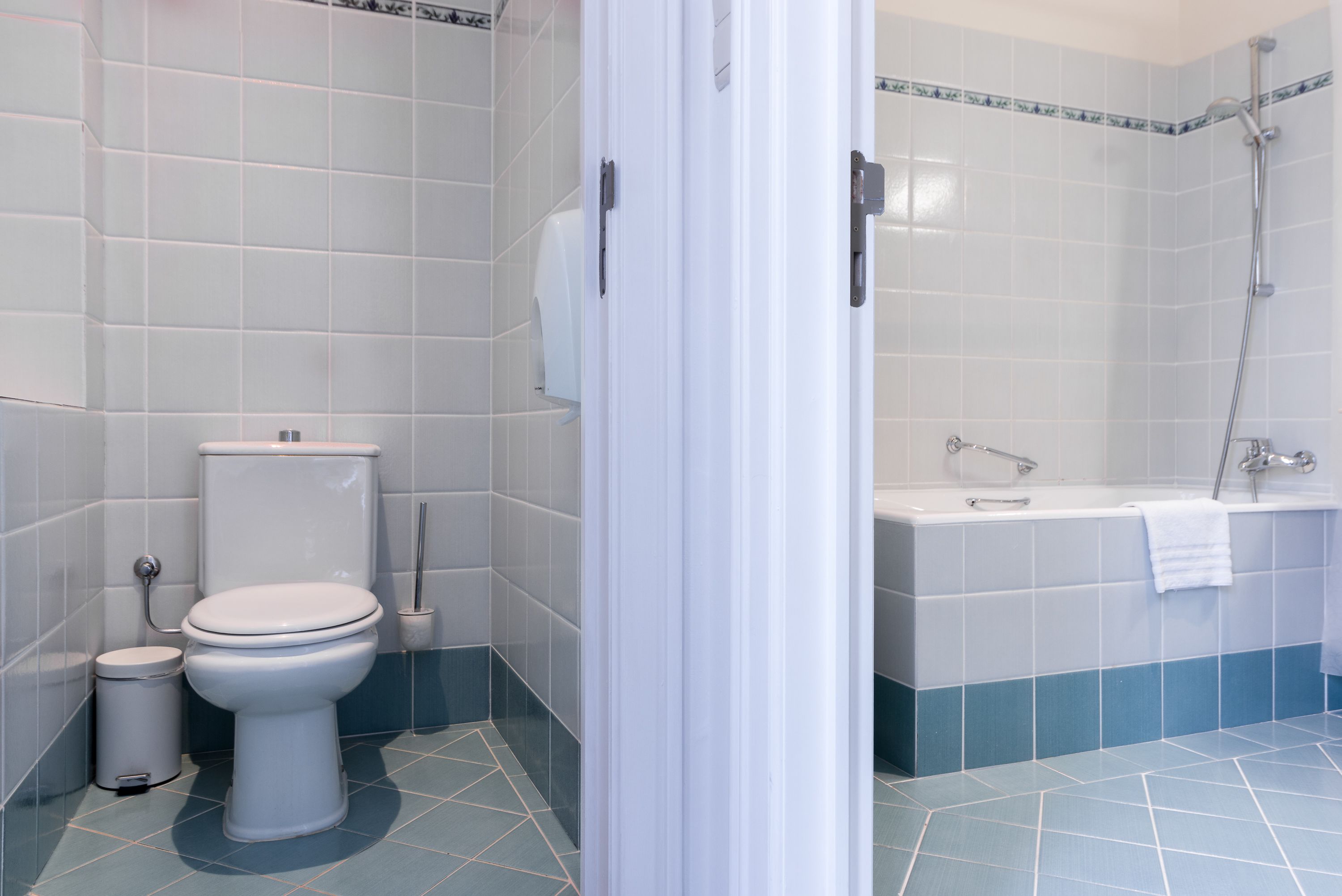 A bathroom with a toilet, bidet, and bathtub.