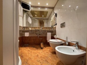 Shower, rainfall showerhead, free toiletries, slippers - Hotel Wagner (Milan)