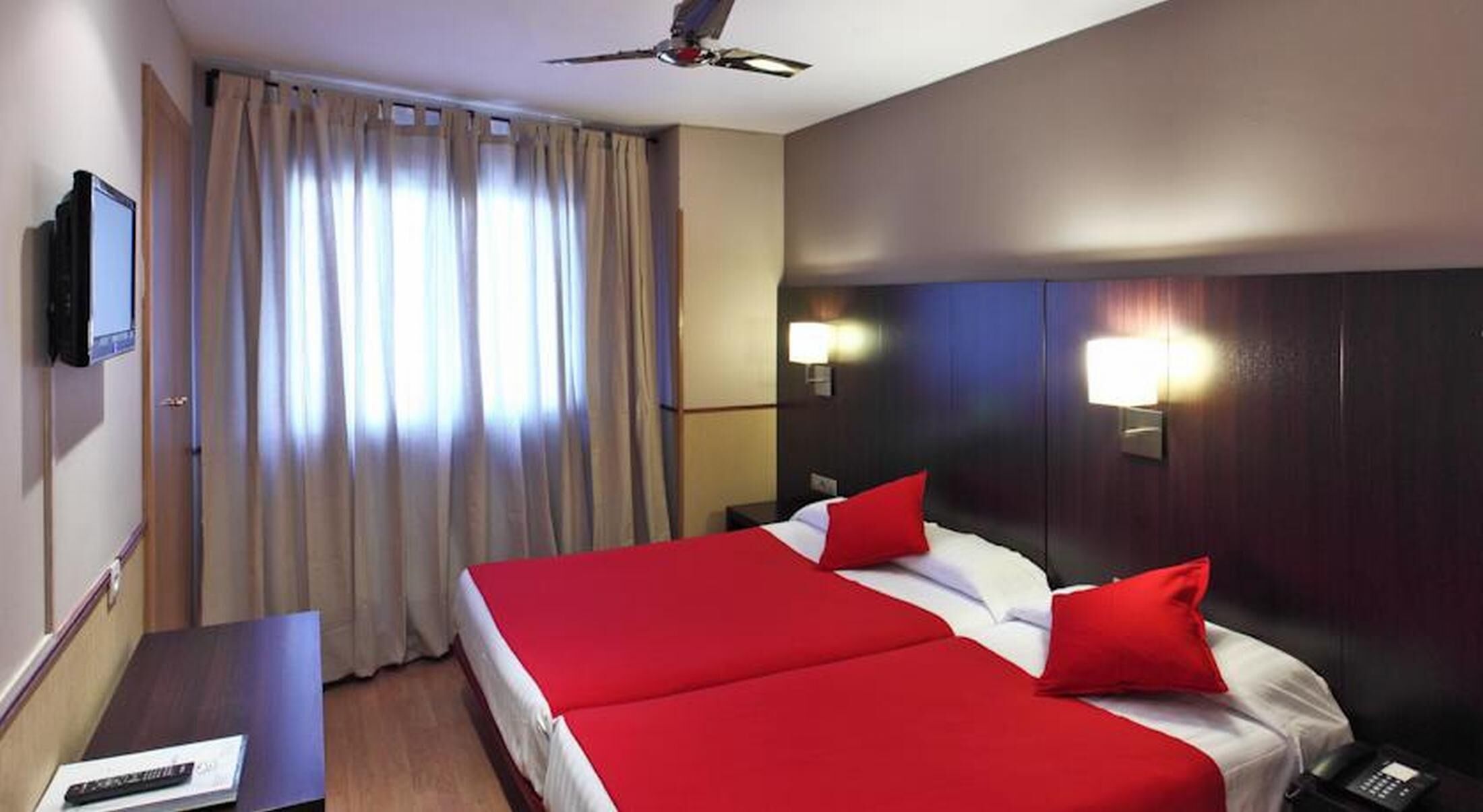 In-room safe, WiFi (free), bed sheets
