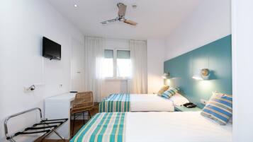 Standard-Zweibettzimmer, Stadtblick | Zimmersafe, kostenloses WLAN, Bettwäsche