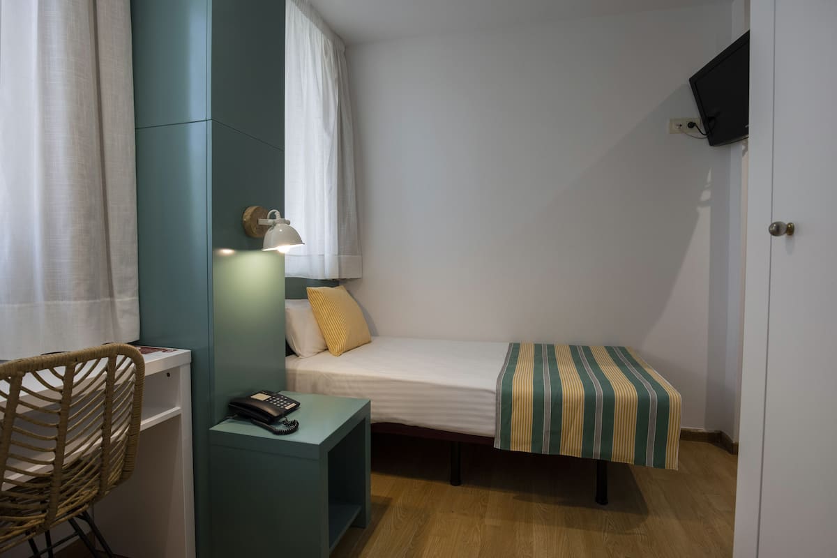 Kamar Single, 1 Tempat Tidur Twin | Brankas, Wi-Fi gratis, dan seprai linen