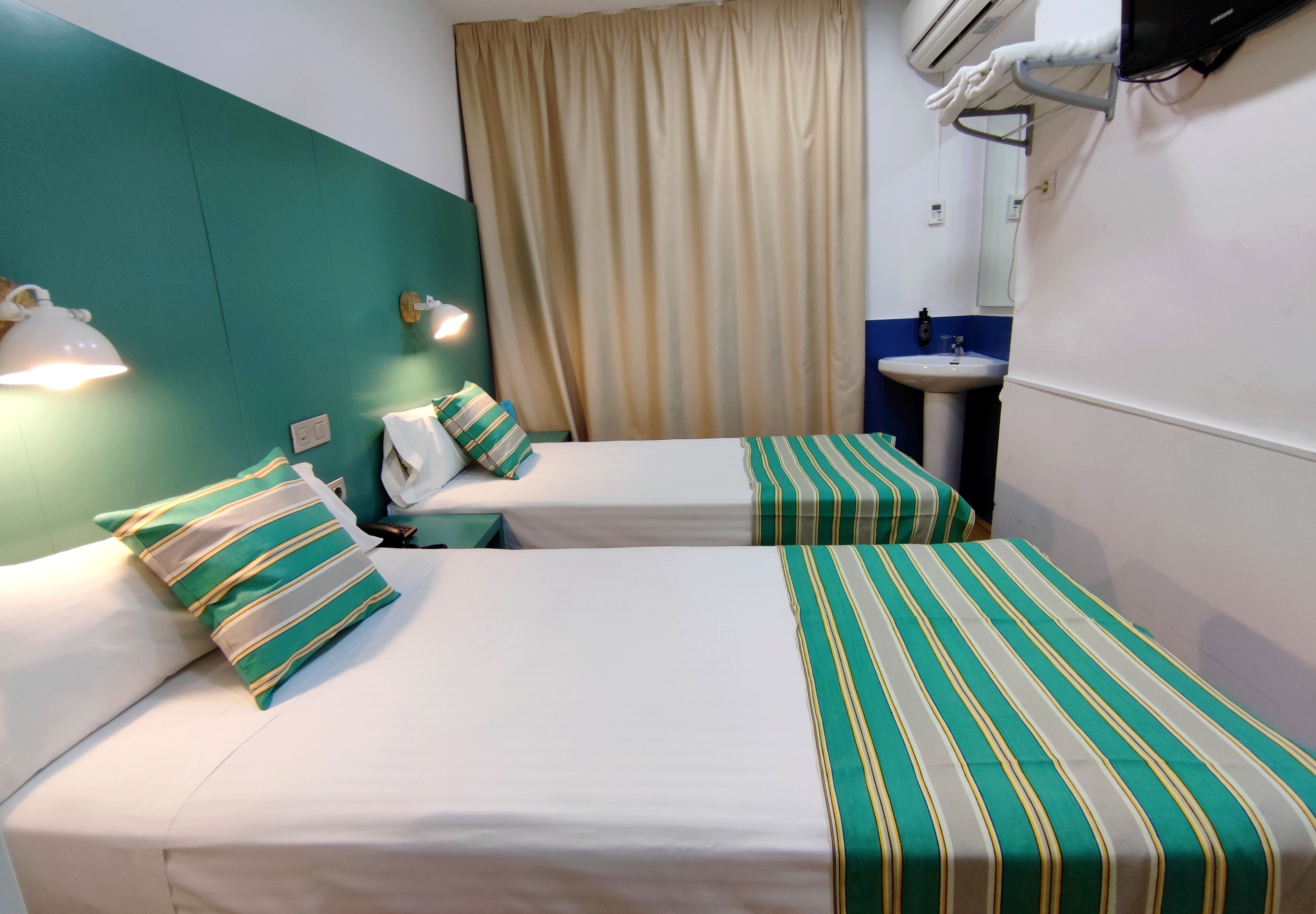 In-room safe, WiFi (free), bed sheets