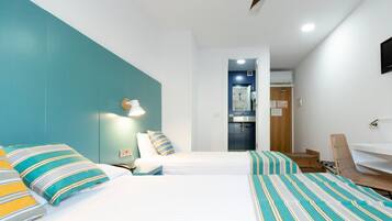 Habitación estándar con 2 camas individuales, vista a la ciudad | Caja de seguridad en la habitación, wifi gratis y ropa de cama