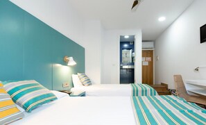 Standard Twin Room, City View | In-room safe, free WiFi, bed sheets - Yomo Hostal BCN Port (Barcelona)