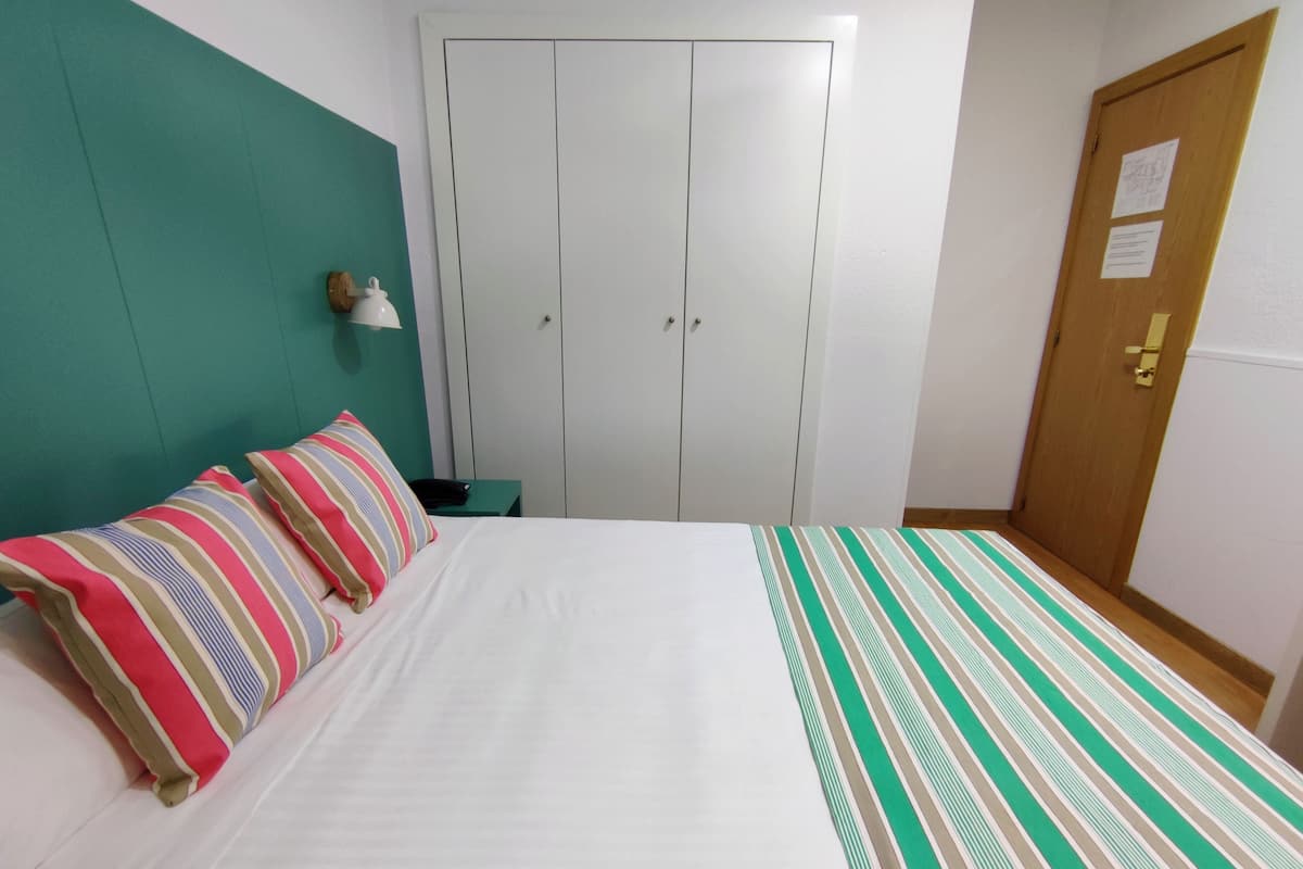 Economy Double Room with Shared Bathroom | Brankas, Wi-Fi gratis, dan seprai linen