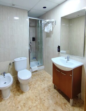 Economy Double Room with Shared Bathroom | Bathroom | Shower, free toiletries, towels - Yomo Hostal BCN Port (Barcelona)