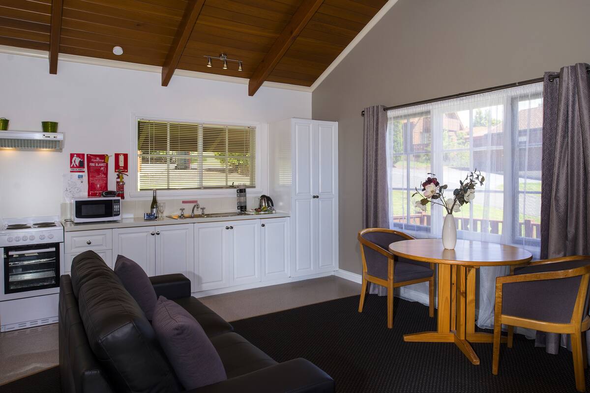 Chalet, 1 Bedroom (Spa) | Dapur peribadi | Pembancuh kopi/teh