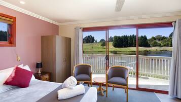 Cabane Supérieure, 1 trÚs grand lit, en bord de lac | 1 chambre, coffres-forts dans les chambres, fer et planche à repasser