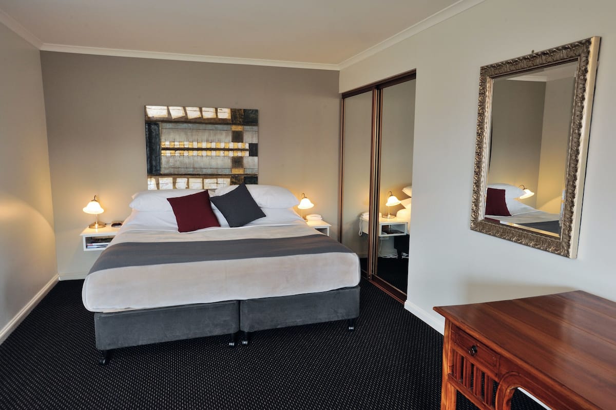 Executive King Spa Hotel Suite | 1 bilik tidur, peti besi dalam bilik, seterika/papan seterika