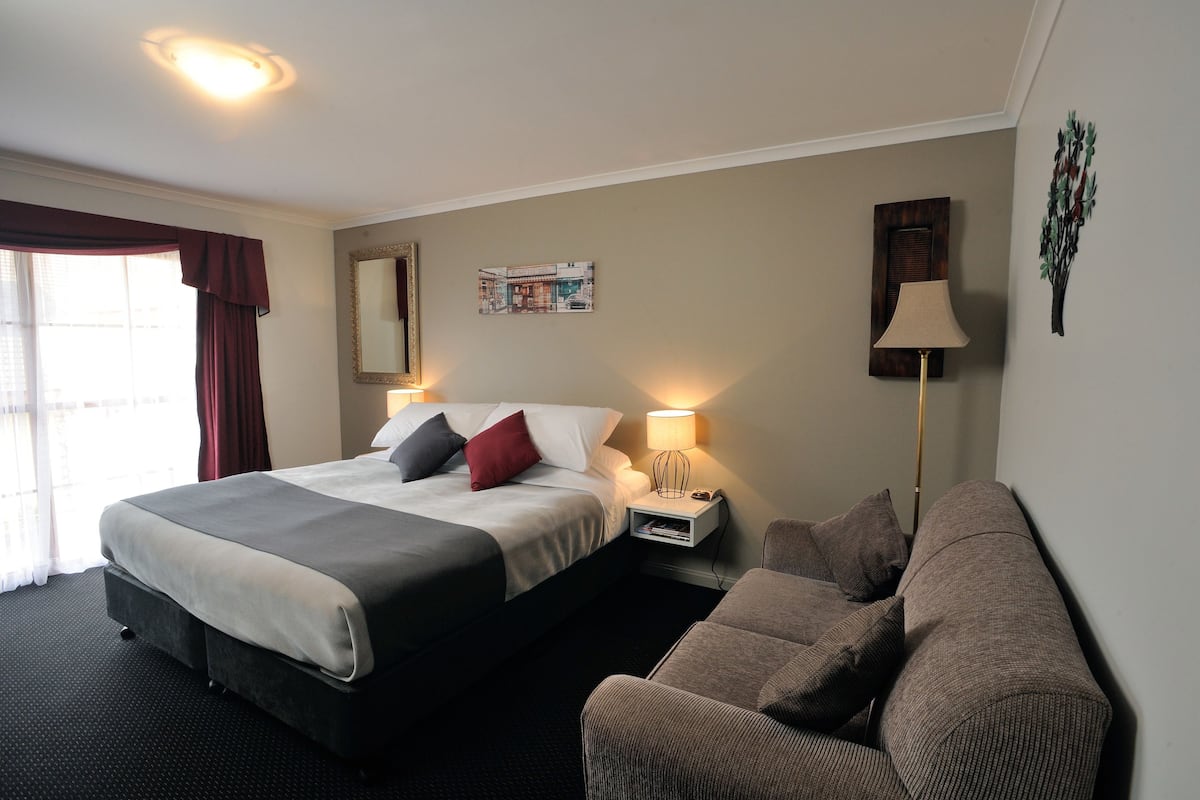 Corporate Hotel Suite | 1 bilik tidur, peti besi dalam bilik, seterika/papan seterika
