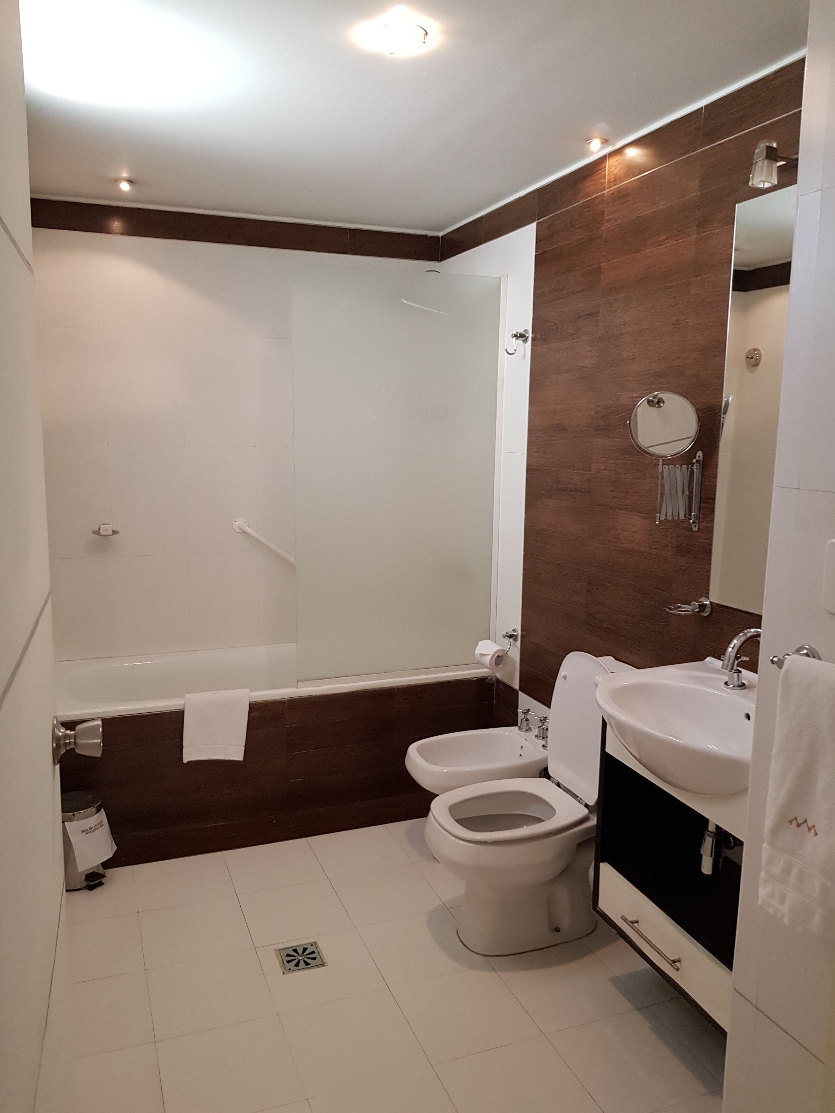 classic double or twin room | bathroom | combined shower/bathtub, rainfall showerhead, free toiletries