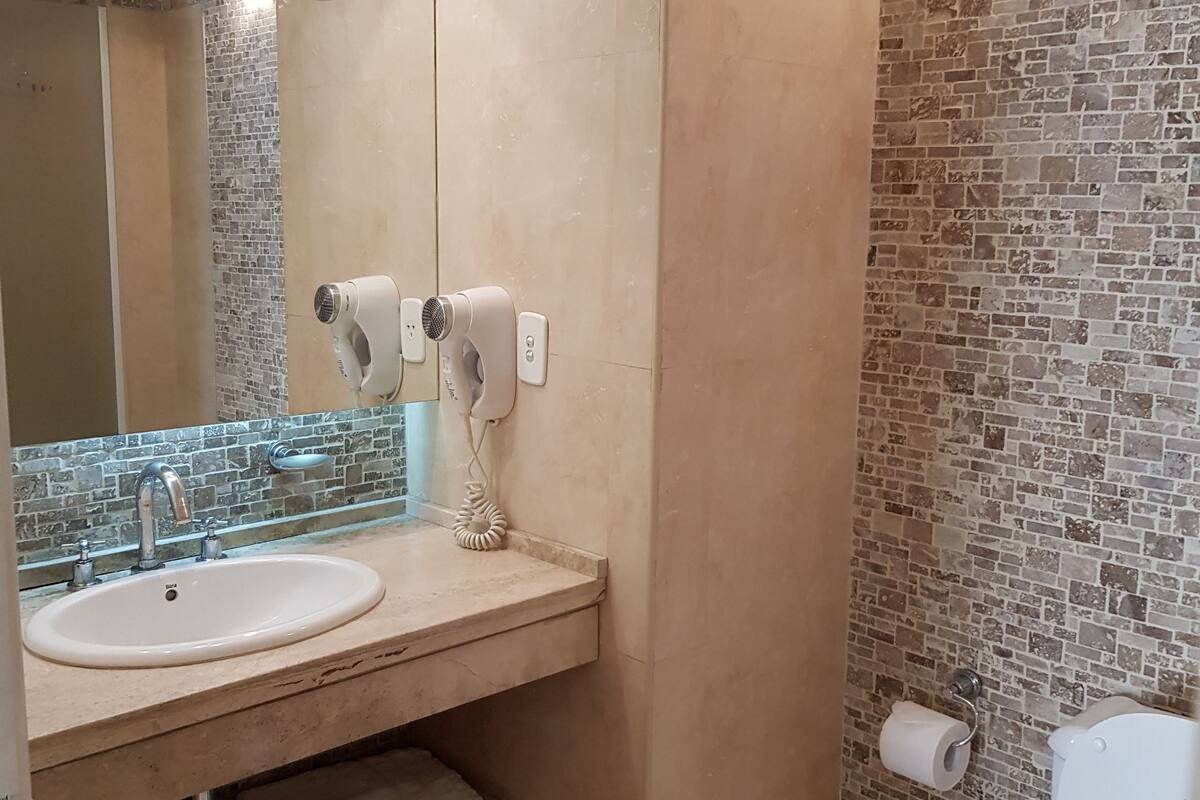 combined shower/bathtub, rainfall showerhead, free toiletries