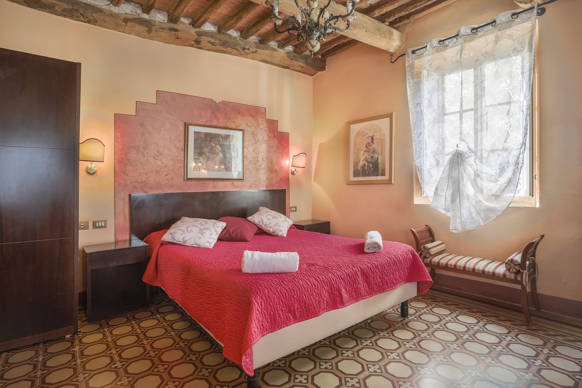 Down duvets, individually decorated, iron/ironing board, free WiFi