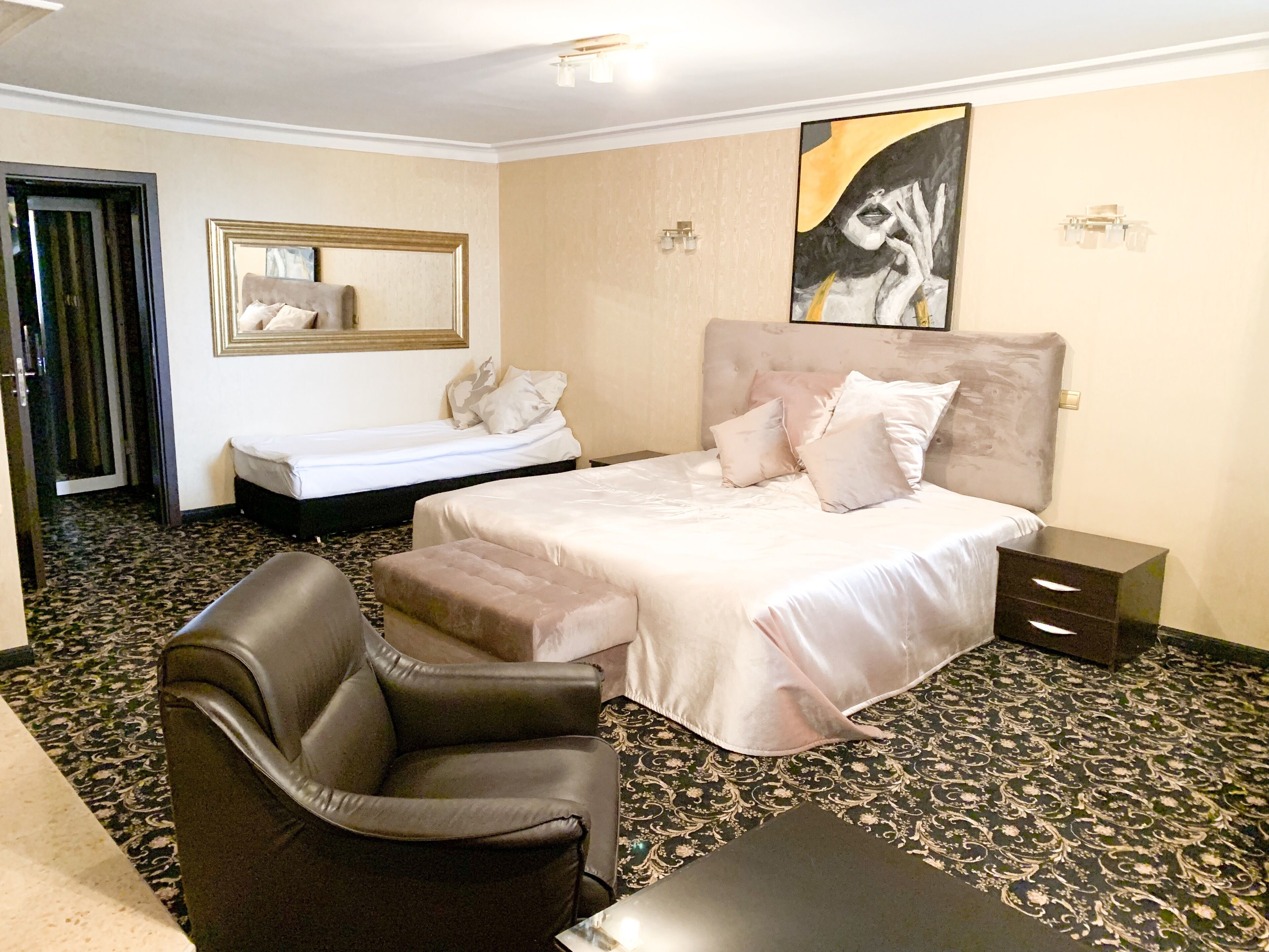 Junior Studio Suite | In-room safe, desk, iron/ironing board, WiFi (free)