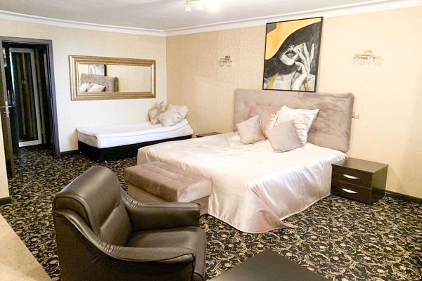 Junior Studio Suite | In-room safe, desk, iron/ironing board, WiFi (free)