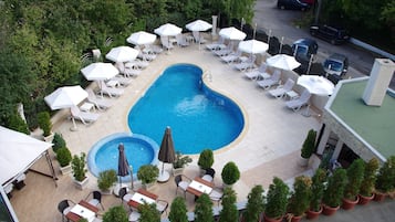 Piscina externa, funciona das 10h às 19h, espreguiçadeiras