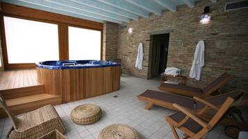 Indoor spa tub