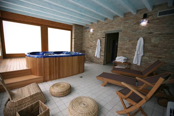 Indoor spa tub