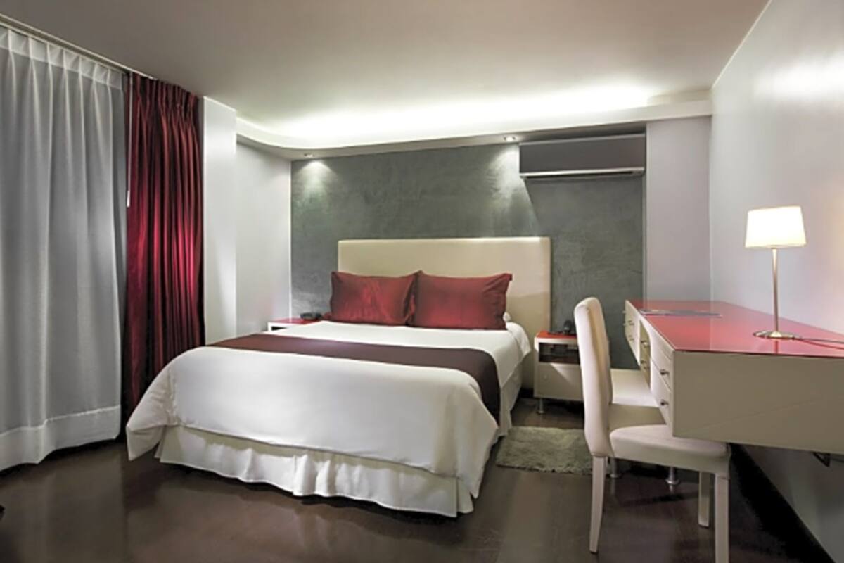Habitación estándar, 1 cama Queen size | Minibar, caja de seguridad en la habitación y escritorio