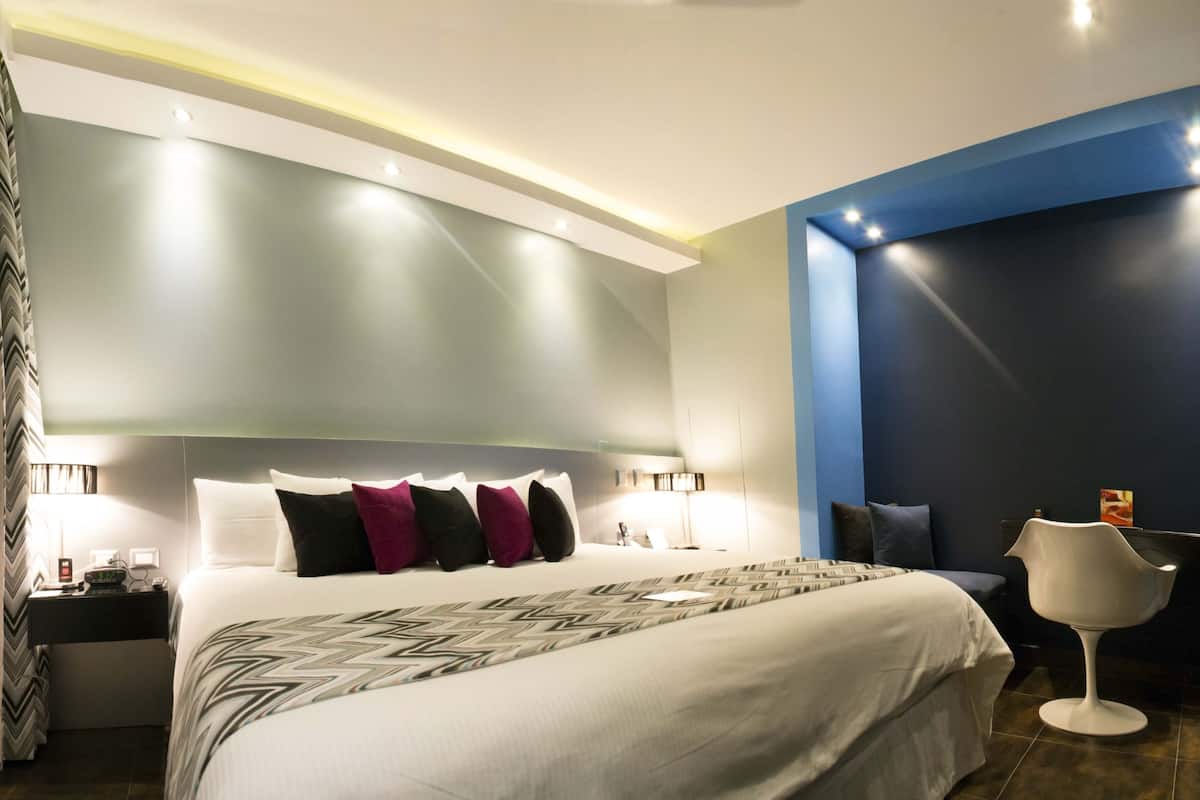 Minibar, caja de seguridad en la habitación y escritorio
