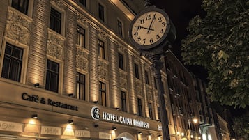 Fassade der Unterkunft – Abend/Nacht