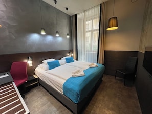 Quarto casal standard | Roupas de cama antialérgicas, frigobar, cofres nos quartos