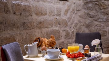 Desayuno buffet (EUR 14 por persona)