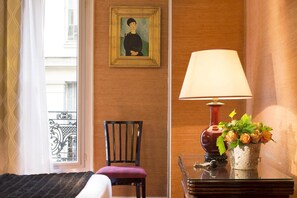 Premium bedding, in-room safe, individually decorated - Hotel Delavigne (Paris)