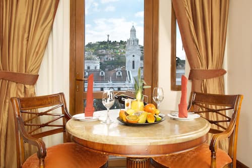 Suite Premium, 2 camas individuales, vista al parque | 1 habitación, ropa de cama de alta calidad y edredón