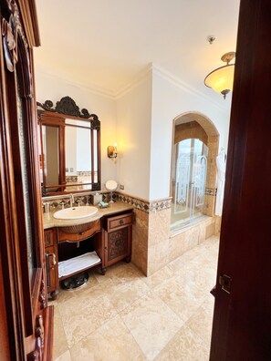 Suite Royal, 2 camas individuales, en el área del patio | Baño | Tina con regadera, tina de hidromasaje, regadera tipo lluvia
