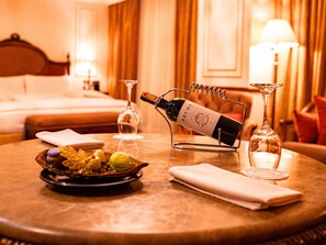 Suite Royal, 1 cama King size, vista a la ciudad | Área de sala de estar | Televisión LED de 40 pulgadas con canales por cable y televisión