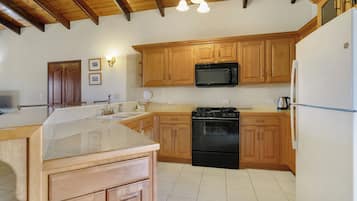 Penthouse Suite | Private kitchen | Microwave, stovetop, coffee/tea maker, toaster